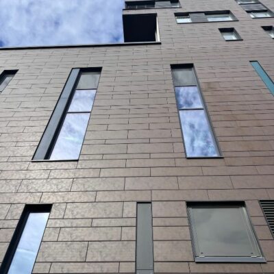 Hertsi keraaminen julkisivu